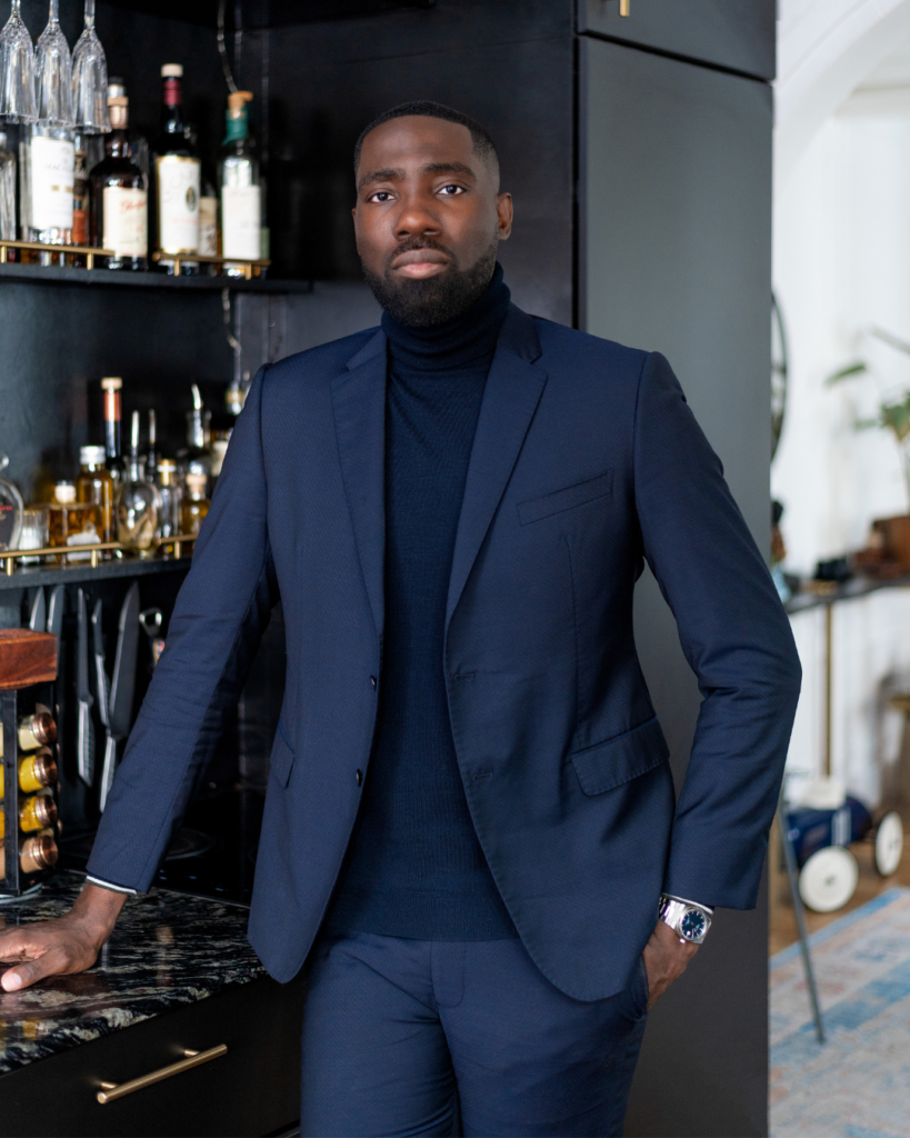 Photo de Yann Wanda posant pour son personal branding.
