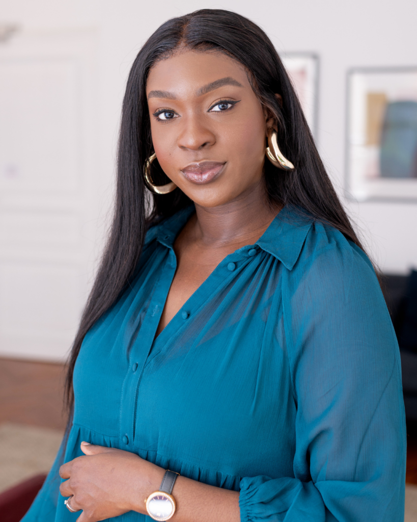 Photo d'Hélène Fall posant pour son personal branding.